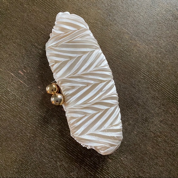 Cream Coloured Clasp Purse - Picture 2 of 3